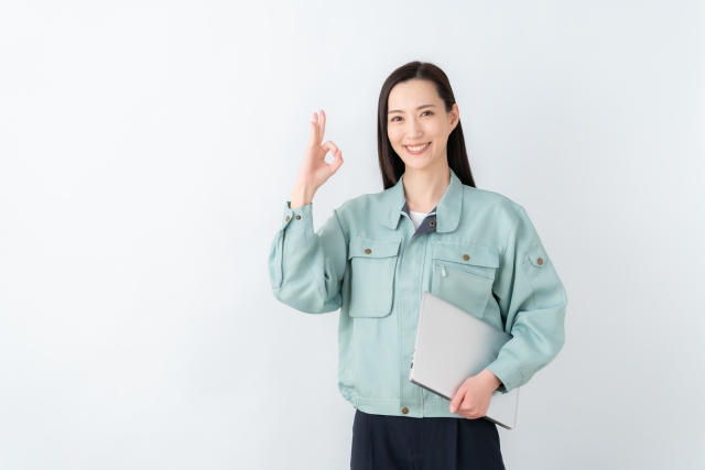 OKサインを出す作業着の女性