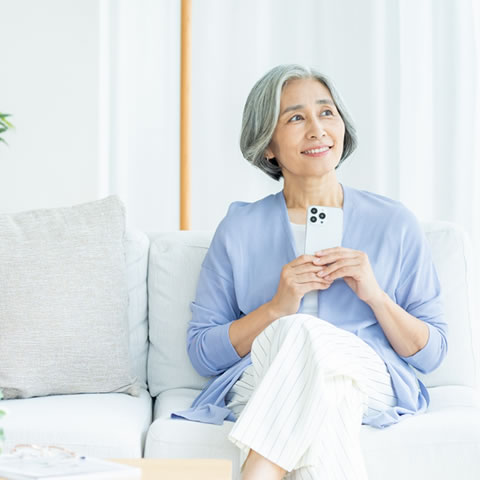 スマホでお問い合わせする女性
