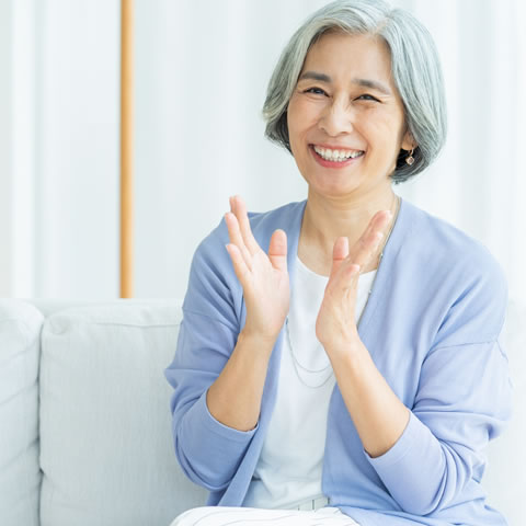 喜ぶシニア女性