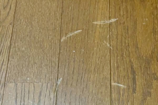 傷のついたフロア