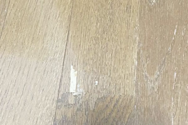 めくれた床