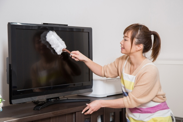 テレビを掃除する主婦