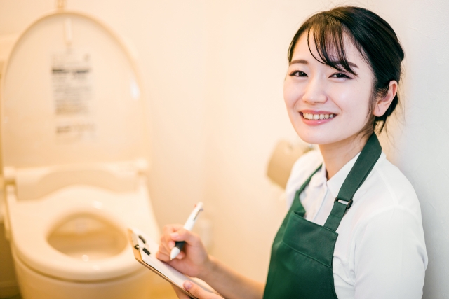 トイレを確認する女性