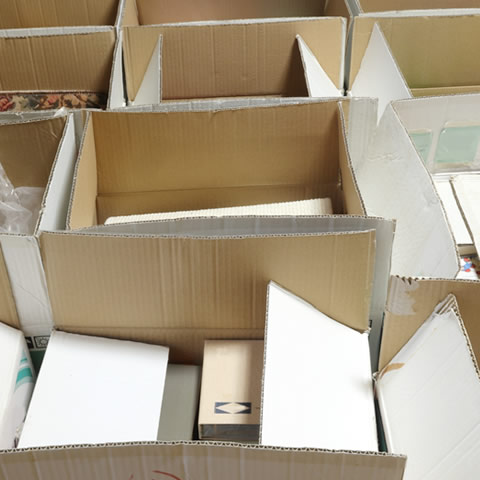 段ボールに遺品の仕分け