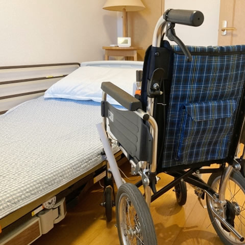 介護ベットと車椅子