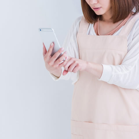 電話の確認をする女性