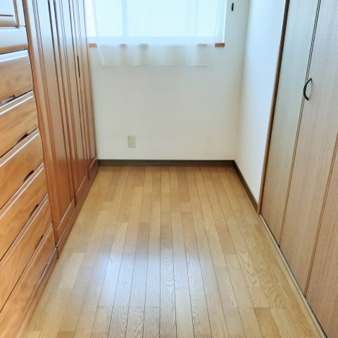 背の高い家具のある部屋