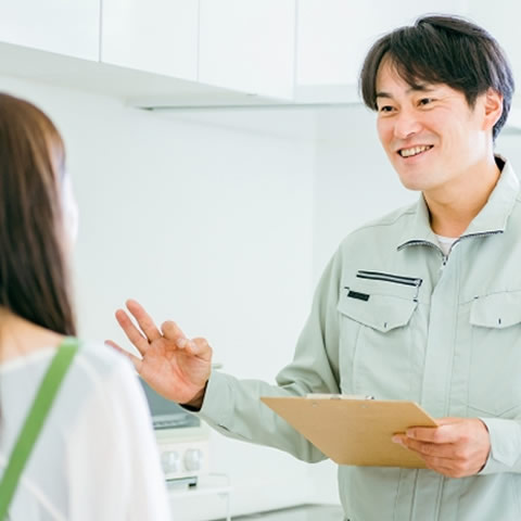 転倒防止の説明をする作業員
