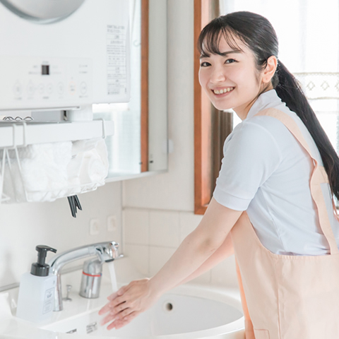 水栓金具を取り替えて喜ぶ主婦