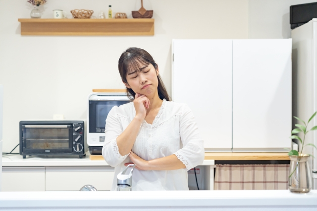 水漏れに悩む主婦