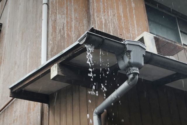 雨どいからこぼれる雨水