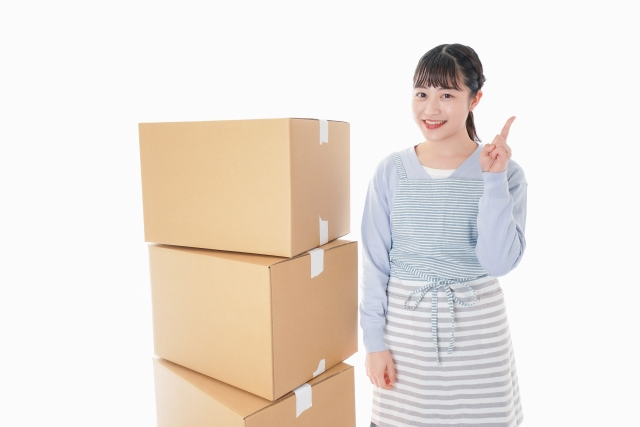 山積みになった段ボール箱
