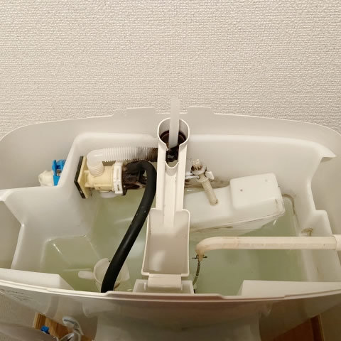 トイレのロータンクを空けた様子