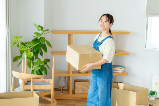 段ボールを運ぶ女性