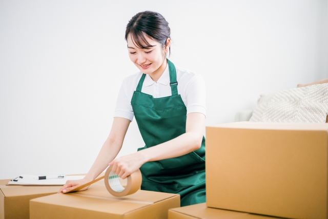 梱包作業をする女性