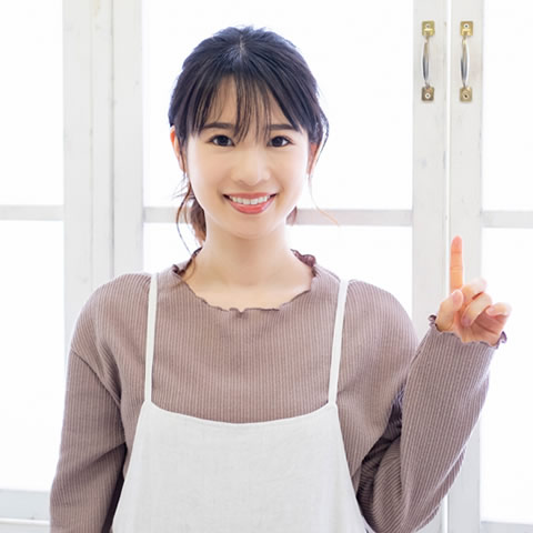 窓の前で安心する女性