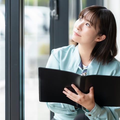 窓を確認する営業マン