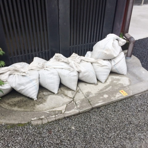 玄関の前の土嚢