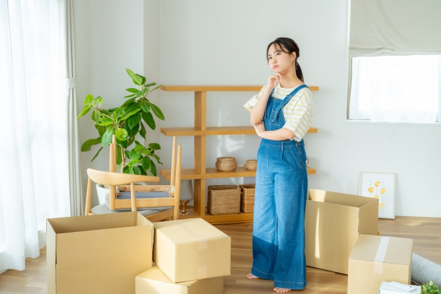 不用品の仕分けをする女性