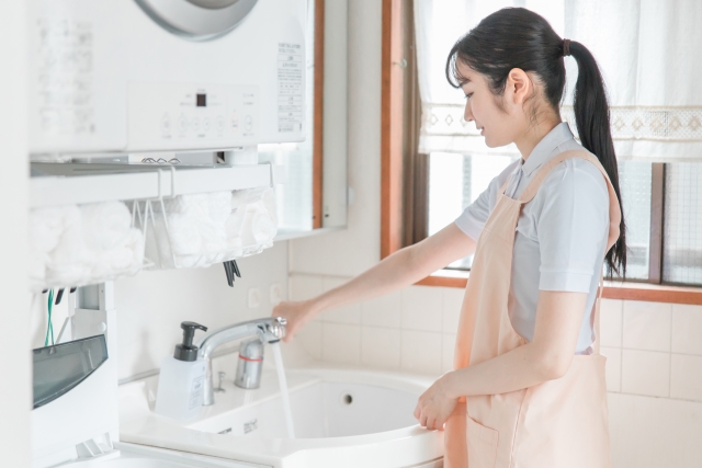 洗面台で作業をする女性