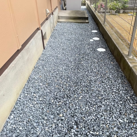 防草シートの上に砂利を載せる