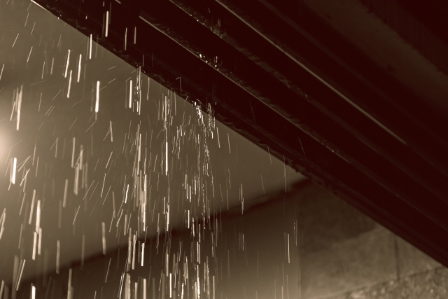 屋根から落ちるたくさんの雨